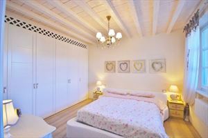 Villetta Gabbiano : спальня с двуспальной кроватью