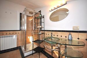 Villa Gialla  : Bathroom with shower