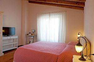 Villa Belfiore  : спальня с двуспальной кроватью
