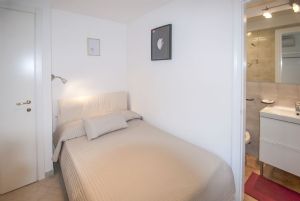 Villa Enrico  : спальня с двуспальной кроватью