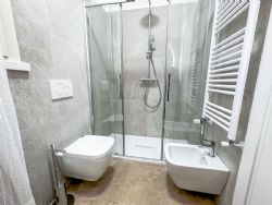 Villa Chiara : Ванная комната с душем
