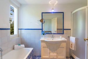 Villa Eva : Ванная комната с ванной