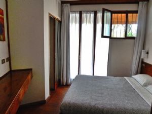 Villa Ronchi : спальня с двуспальной кроватью