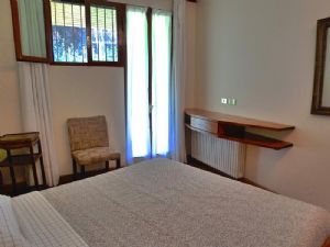 Villa Ronchi : спальня с двуспальной кроватью
