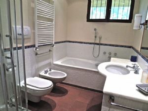 Villa Ronchi : Ванная комната с душем