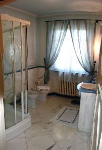 Villa dell Arte : Bathroom with shower
