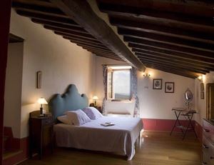 Tenuta Chianti Classico : спальня с двуспальной кроватью