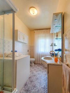 Villa Donatello : Ванная комната с душем