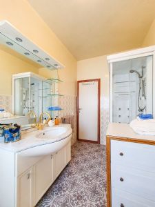 Villa Donatello : Ванная комната с душем