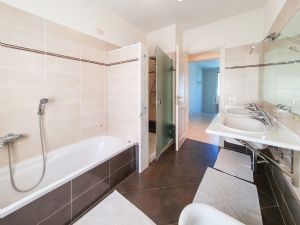 Villa Primavera : Ванная комната с ванной