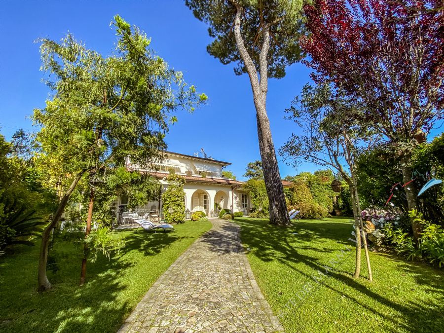 Villa Iris  detached villa to rent and for sale Forte dei Marmi