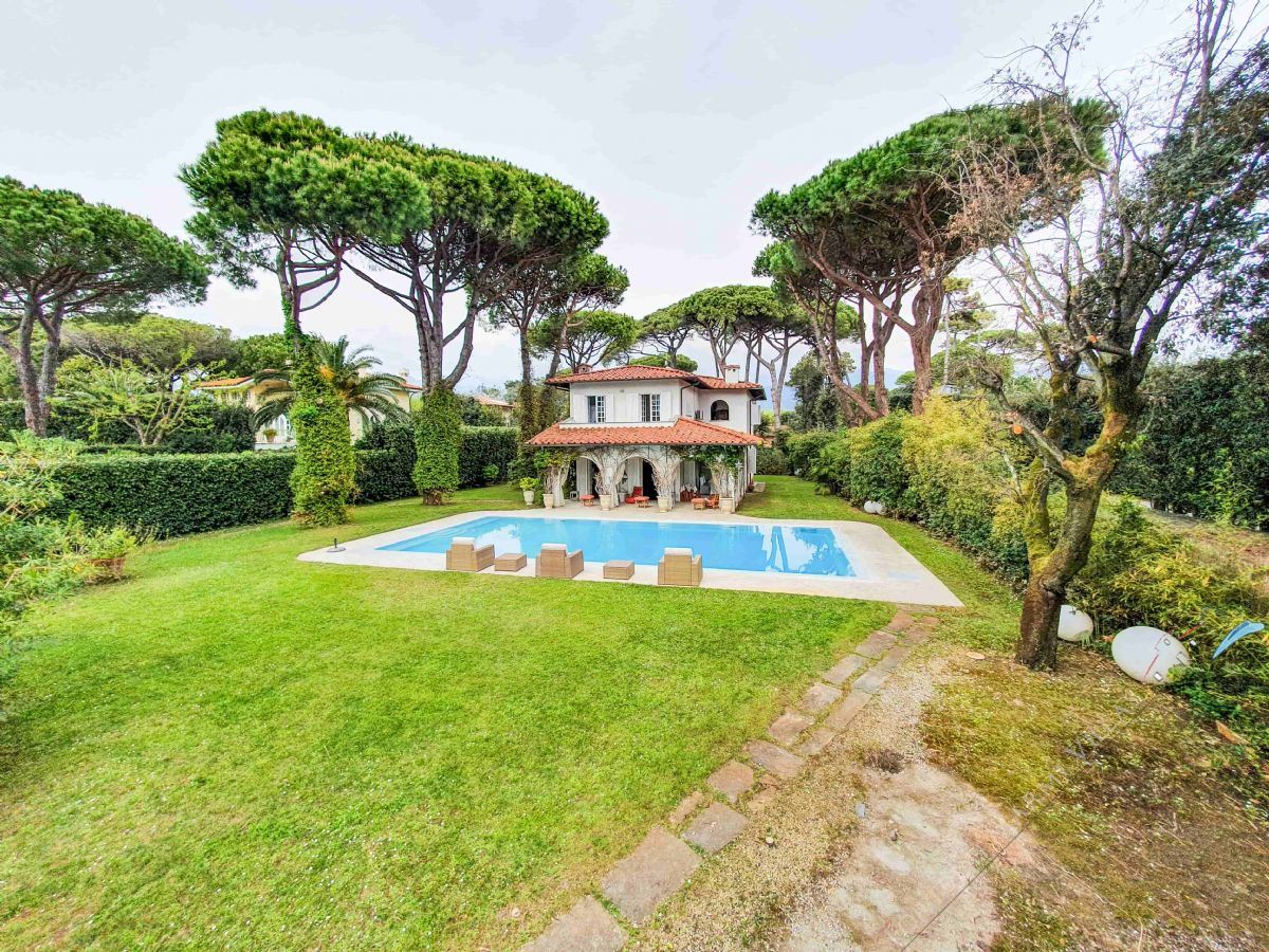 Villa Sirena   with    depandance  detached villa to rent Forte dei Marmi
