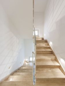 Villa Futura  : мраморная лестница 