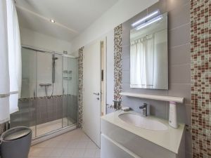 Villa Futura  : Bathroom with shower