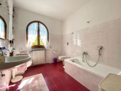 Villa Oliveta   : Bathroom with tube