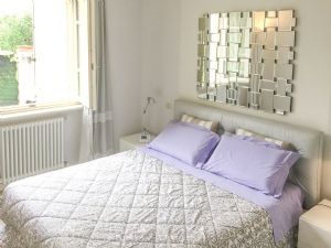 Villa Italia : спальня с двуспальной кроватью