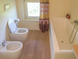 Villa Italia : Ванная комната с ванной