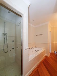 Villa Susanna : Bathroom with tube