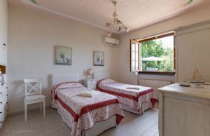 Villa Charme Toscana vista mare  : спальня с двумя кроватями