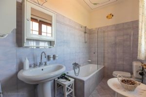 Villa Charme Toscana vista mare  : Ванная комната с ванной
