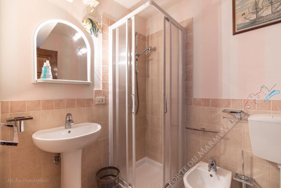 Villa Charme Toscana vista mare  : Bathroom with shower