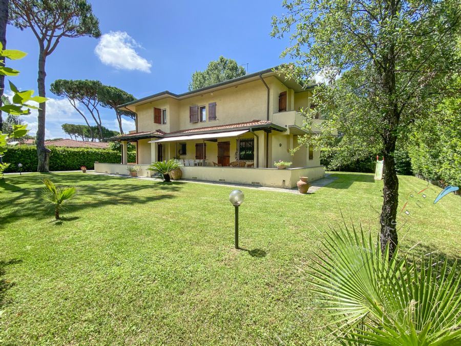 Villa Tiziana detached villa to rent and for sale Forte dei Marmi