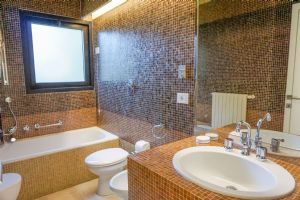 Villa Stone  : Bathroom with tube