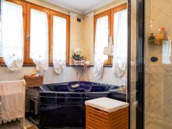 Villa Mazurca : Bathroom with tube