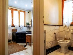 Villa Mazurca : Bathroom with tube