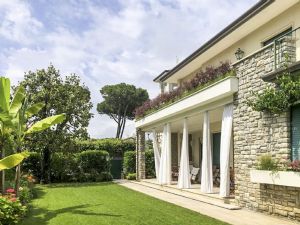 Villa  Mazzini  : villa singola in affitto  Forte dei Marmi