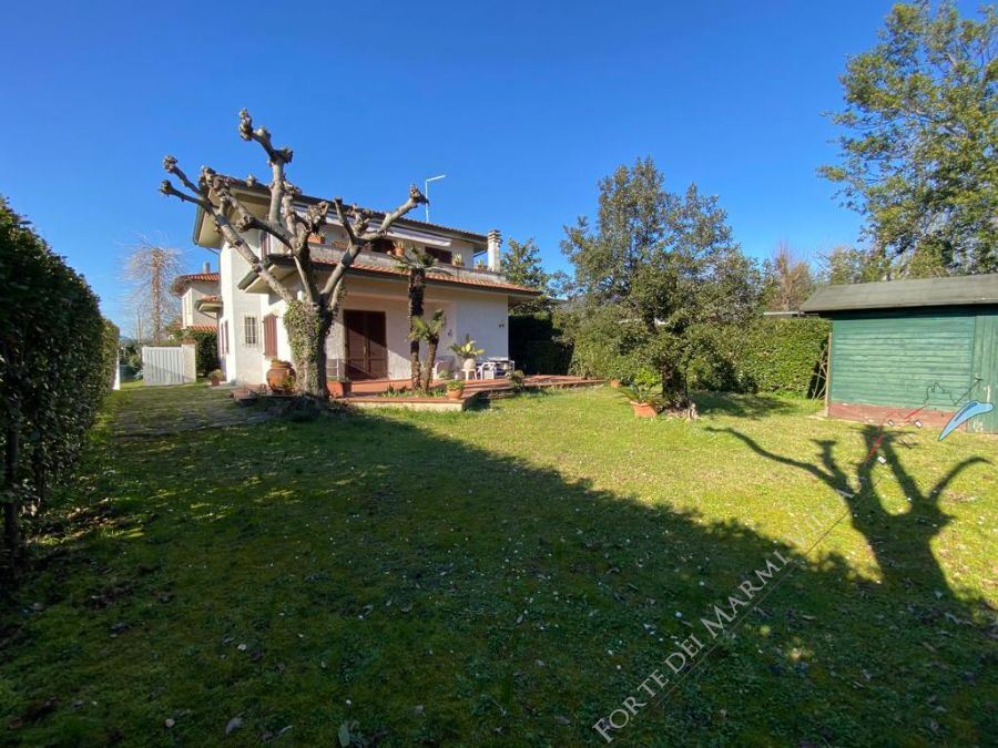 Villa Giancarlo detached villa to rent and for sale Forte dei Marmi