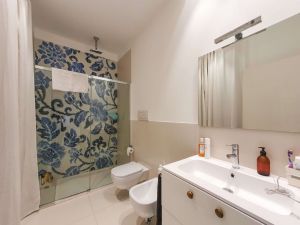 Appartamento Elite Luxe : Bathroom with shower