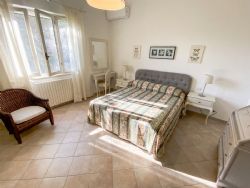 Villa Fiorita : спальня с двуспальной кроватью