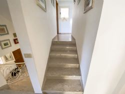 Villa Fiorita : Marble stairs