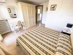 Villa Fiorita : спальня с двуспальной кроватью