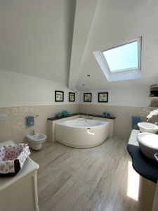Villa Sting  : Bathroom with tube