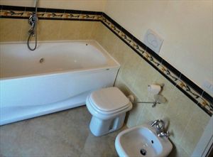 Appartamento Celeste : Ванная комната с ванной