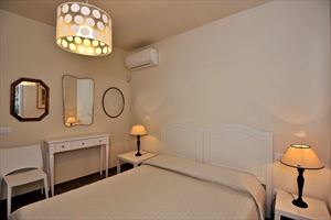 Villa Salvia  : спальня с двуспальной кроватью