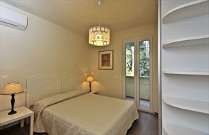 Villa Salvia  : спальня с двуспальной кроватью