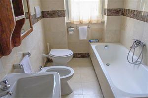 Villa del Duca : Ванная комната с ванной