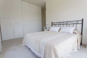 Appartamento Forte Mare : спальня с двуспальной кроватью