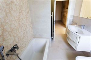 Appartamento Forte Mare : Ванная комната с ванной