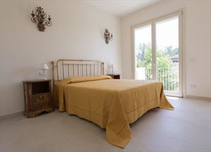 Appartamento Forte Mare : спальня с двуспальной кроватью