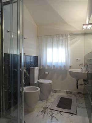 Appartamento Apollo : Ванная комната с душем