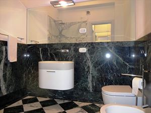 Appartamento Augusto : Ванная комната с душем