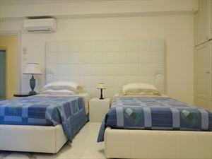 Appartamento Augusto : спальня с двумя кроватями