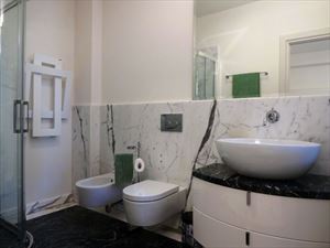 Appartamento Augusto : Ванная комната с душем