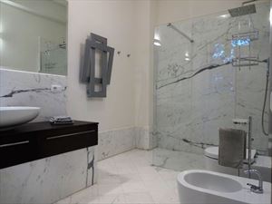 Appartamento Augusto : Bathroom with shower