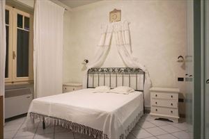 Appartamento in centro storico : спальня с двуспальной кроватью