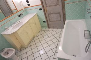 Appartamento in centro storico : Ванная комната с ванной